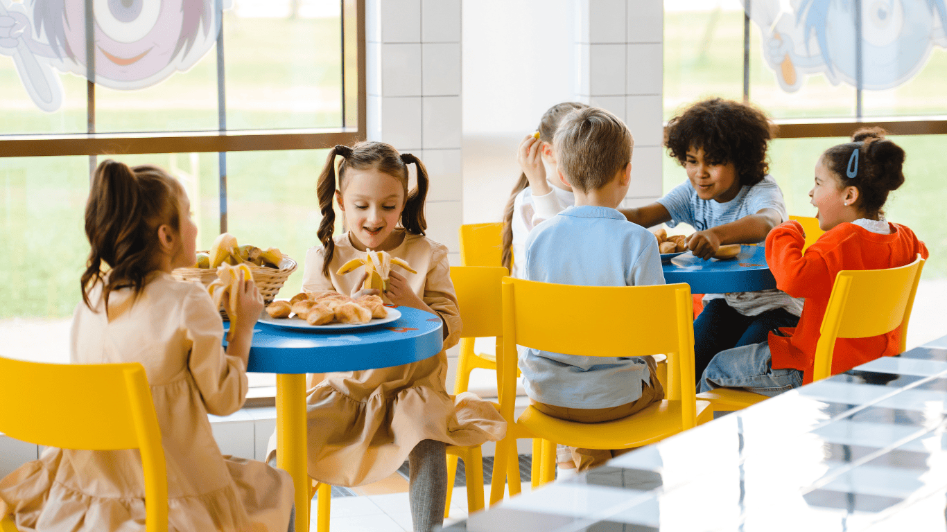 alumnos infantiles en el comedor